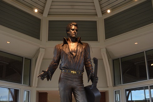 Elvis Standbeeld2