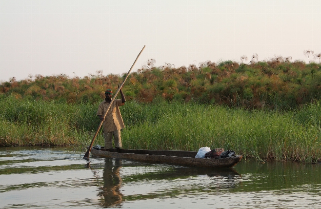 Zambezi Rivier - man met kano