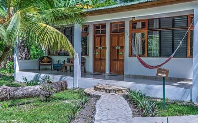 Jaguar Inn Tikal - Patio