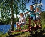 Familiereis door de Zweedse natuur - Fietsen op een oude spoorrails