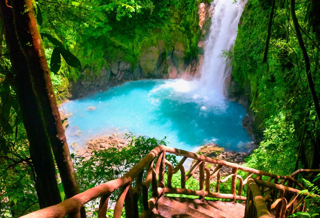Deze adembenemende waterval met felblauw water, gelegen in het Tenorio Volcano National Park, is een absolute must tijdens je vakantie Costa Rica. Rio Celeste is een van de mooiste natuurlijke bezienswaardigheden en perfect in te passen in een rondreis Costa Rica vol natuur en rust.